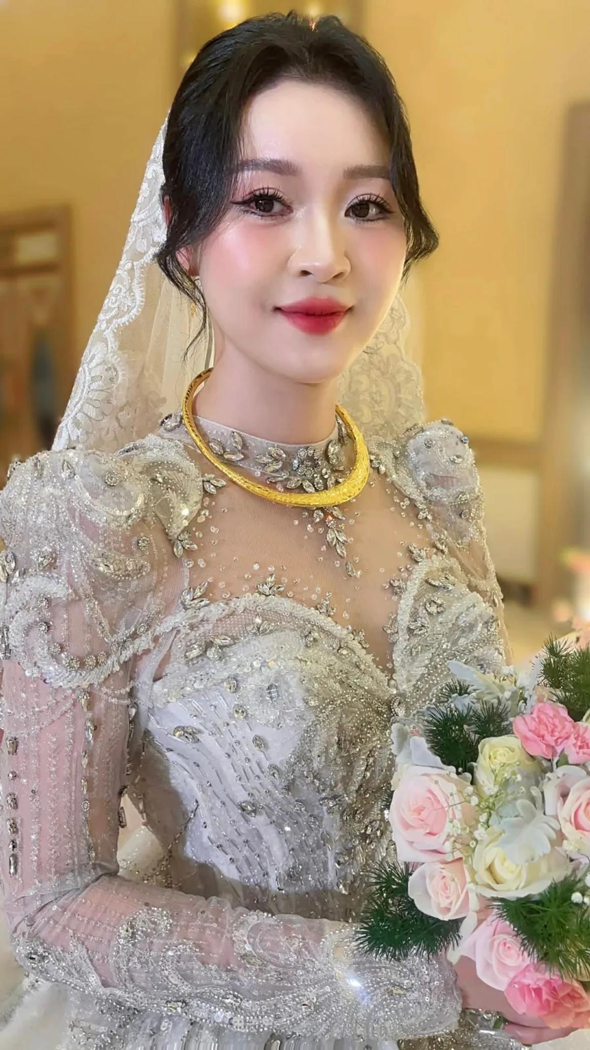 Layout cô dâu với nền da sáng, má hồng và tổng thể mềm mại.