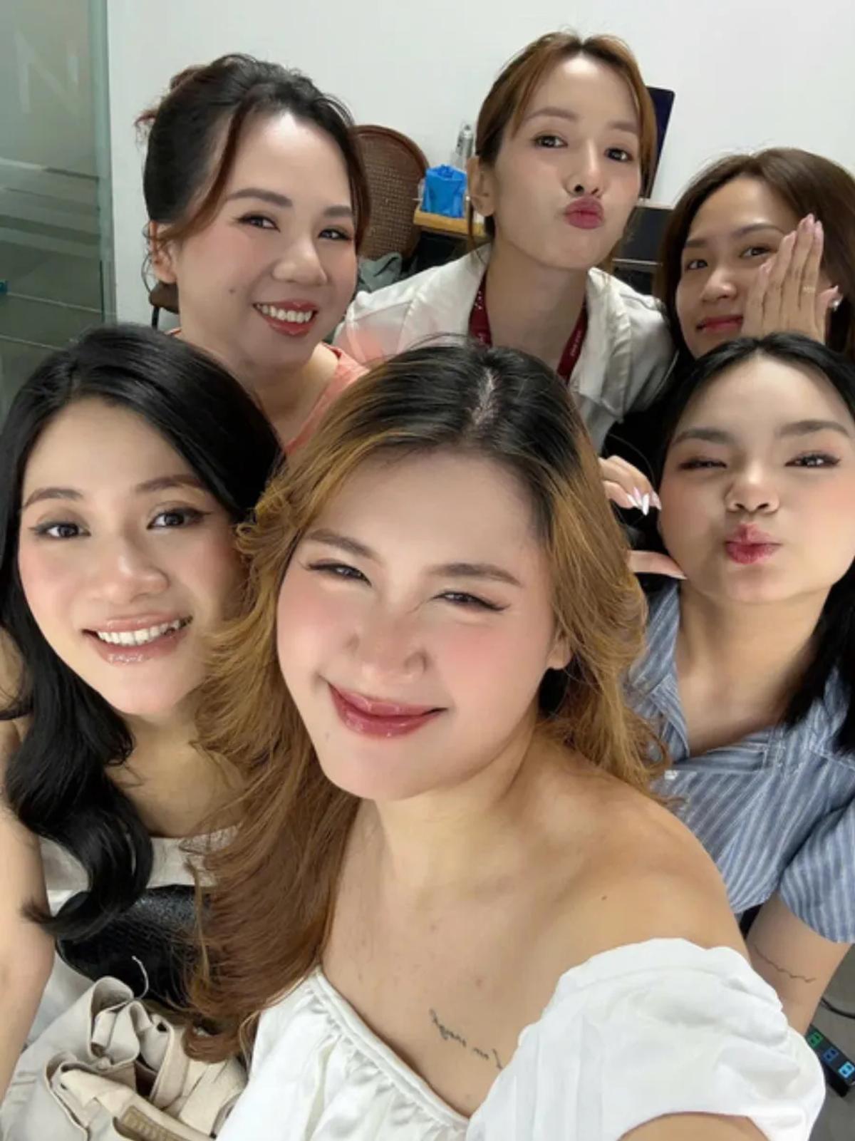 Ảnh học viên và lớp học thể hiện không khí thực hành nhóm nhỏ.