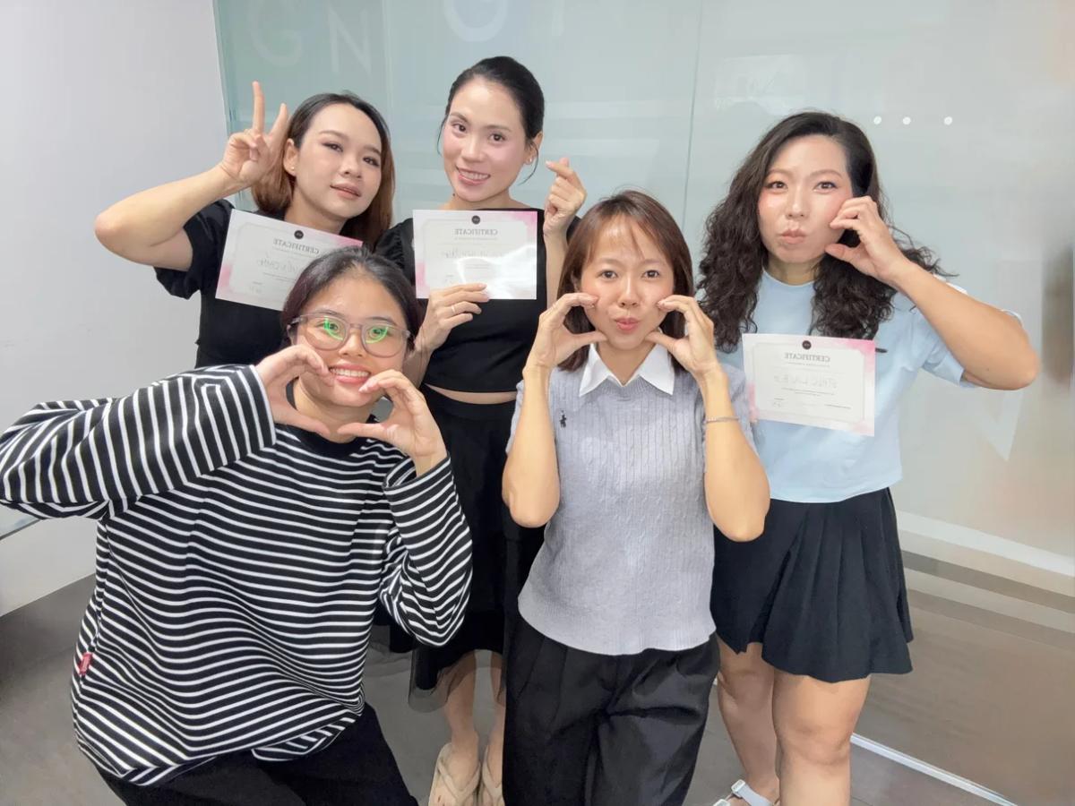 Học viên chụp ảnh cùng Trúc Trăm sau khi hoàn thành buổi học.