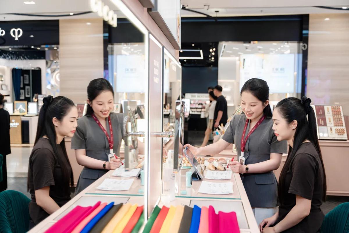 Bối cảnh tư vấn màu sắc và sản phẩm tại Gucci Beauty.