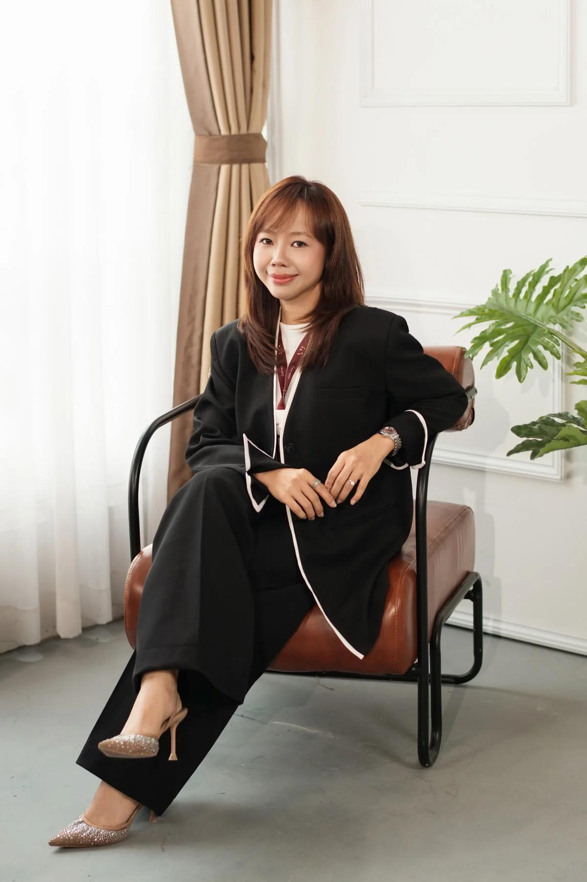 Profile giảng viên: phong thái chỉn chu, phù hợp tư vấn Personal Color.
