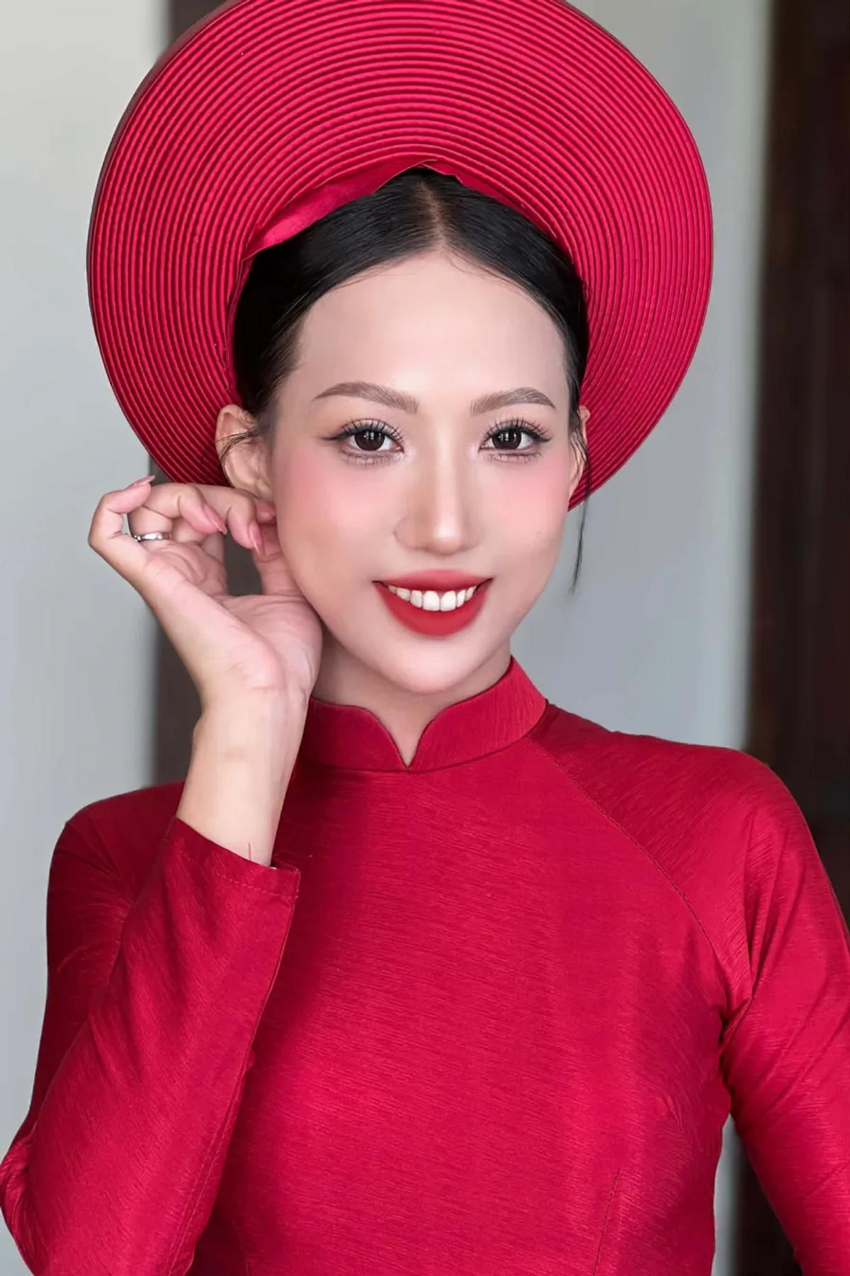 Layout áo dài đỏ, phù hợp concept truyền thống và lên hình rõ nét.