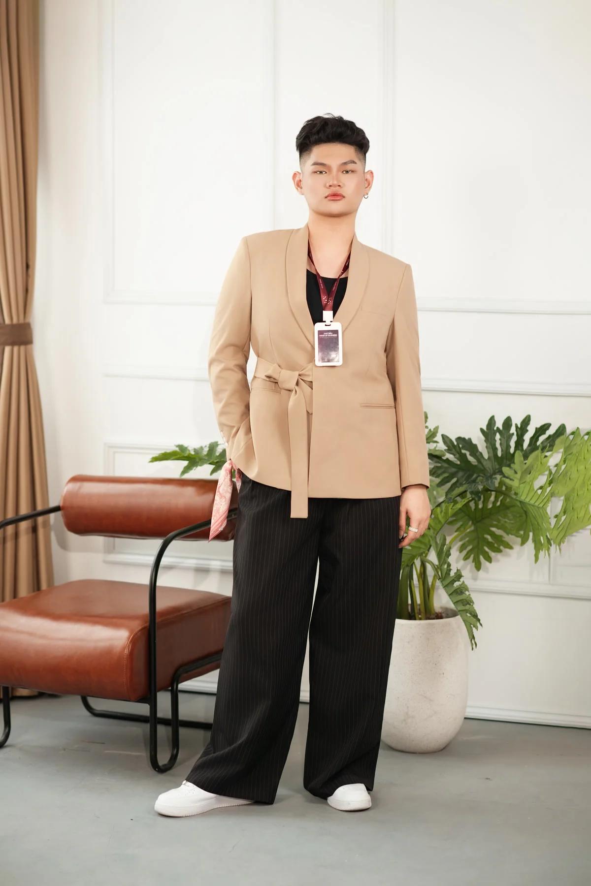 Ảnh profile áo beige, dùng cho nhận diện giảng viên.
