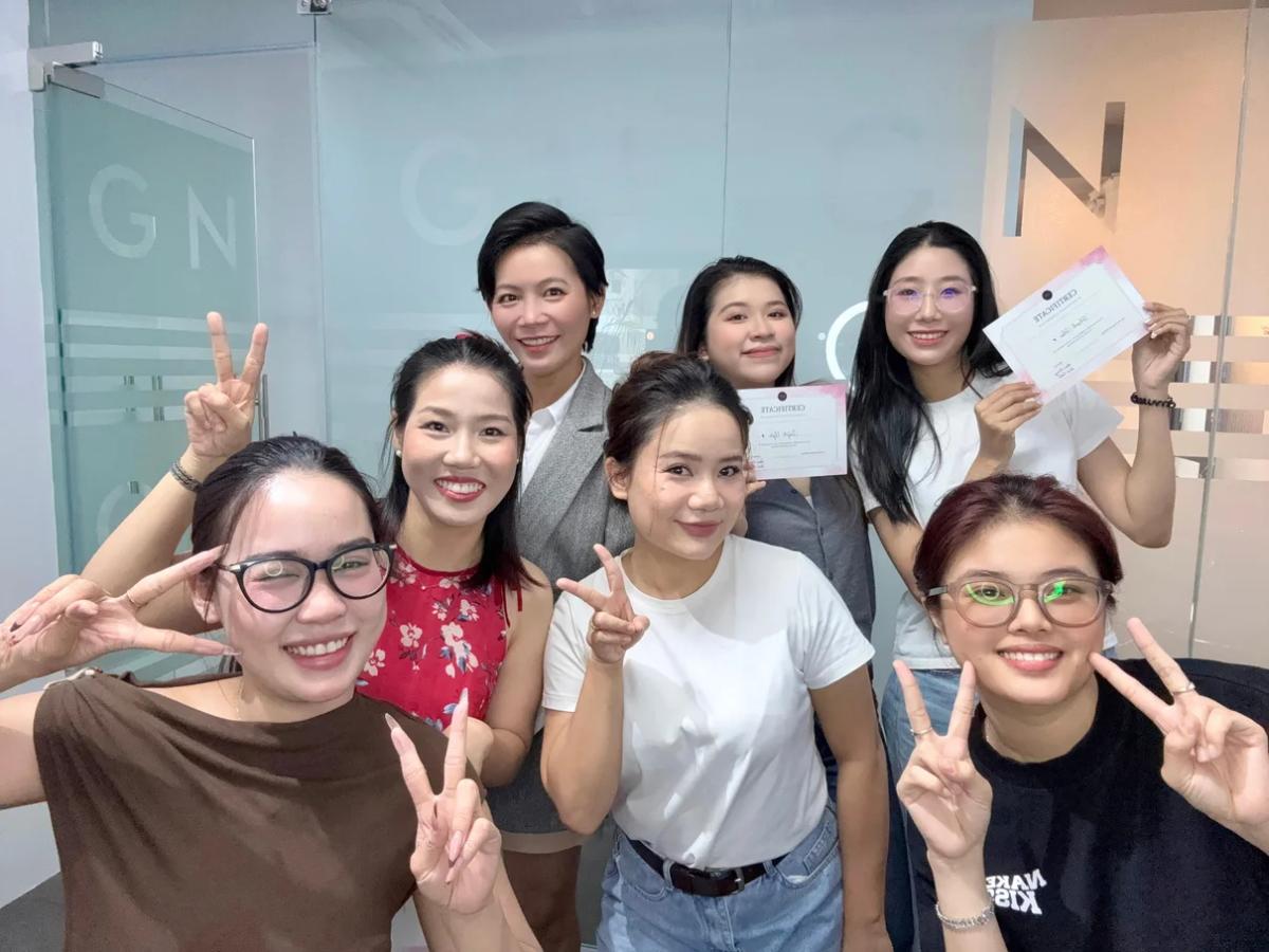 Lớp học có học viên nhận chứng nhận sau khóa.