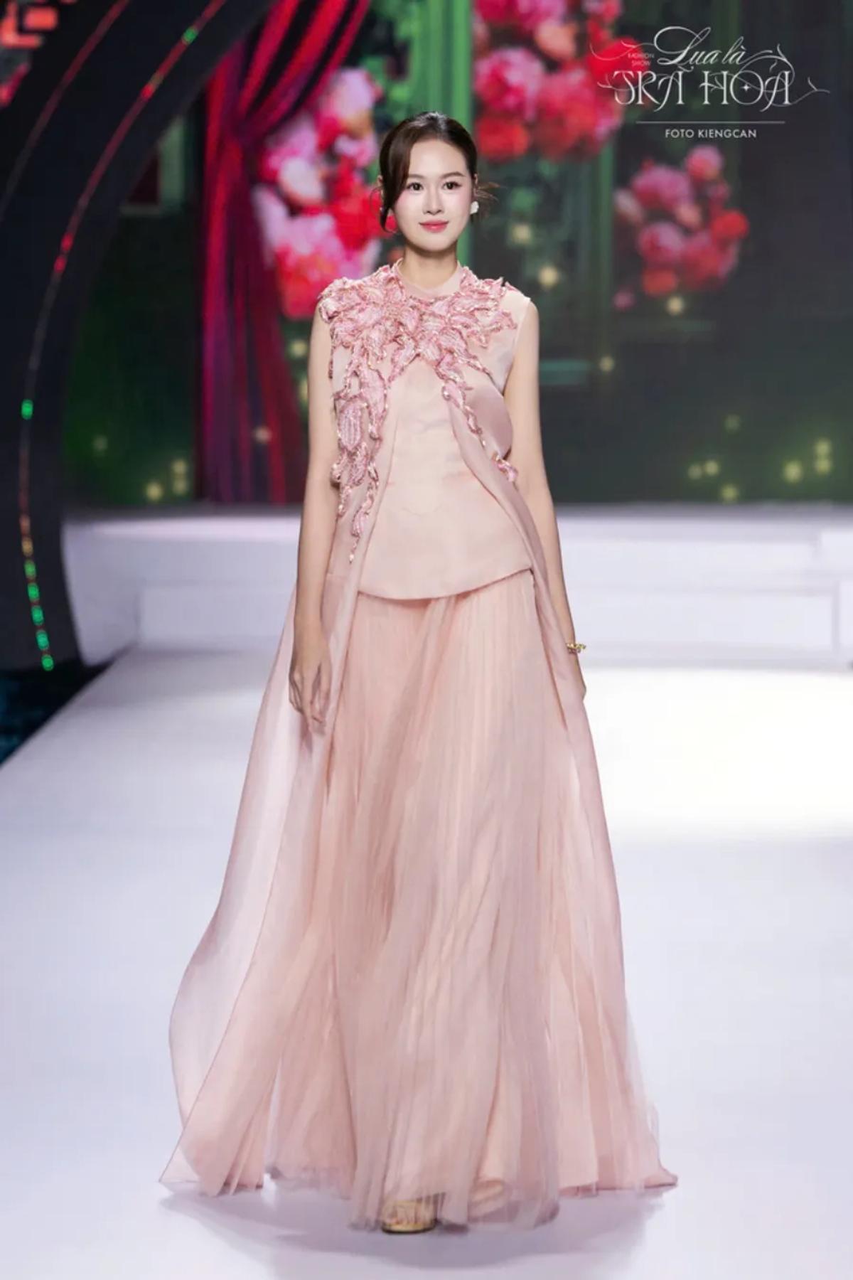 Runway Fashion show Lụa Là Trà Hoa, một bối cảnh làm nghề được ghi trong PDF.