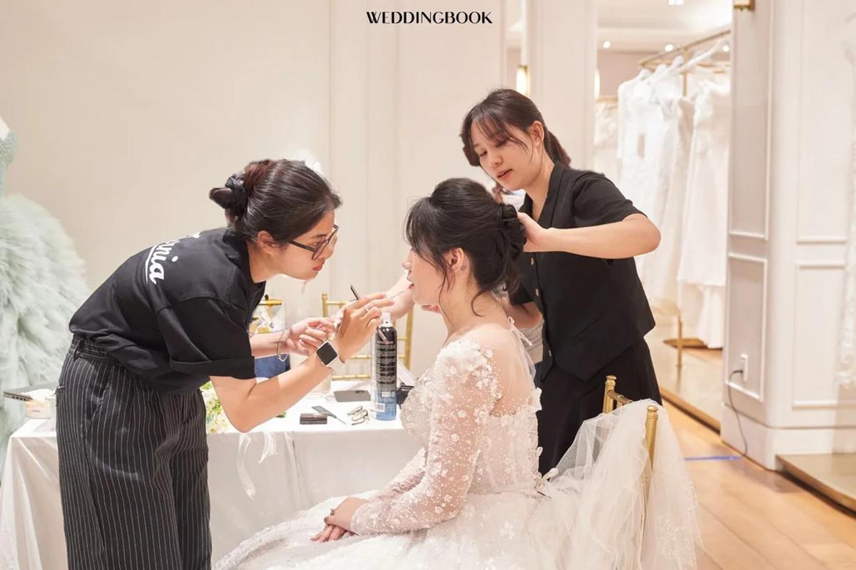 Hậu trường Wedding Book với makeup và hỗ trợ tóc cho cô dâu.