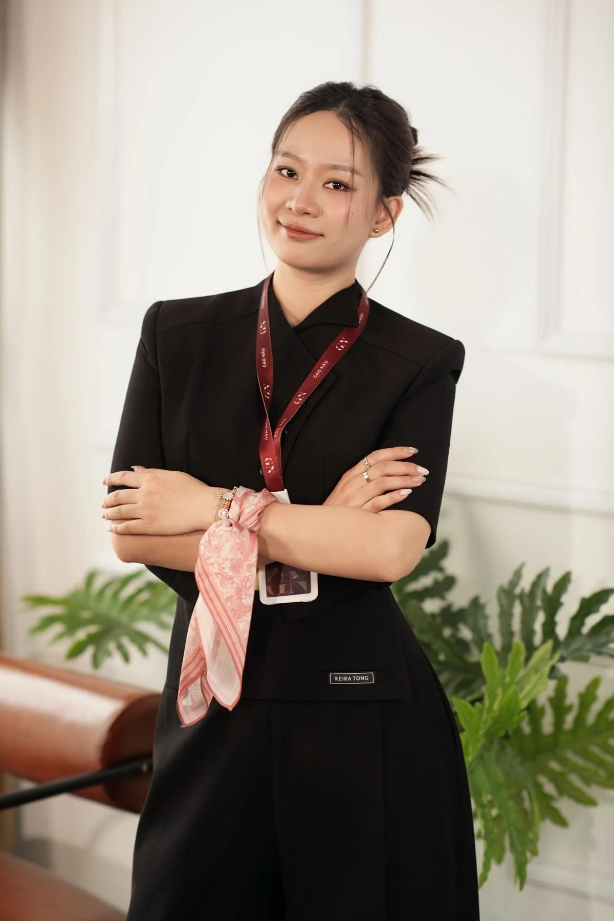 Phong thái giảng viên nhẹ nhàng, chỉn chu và dễ tiếp cận.