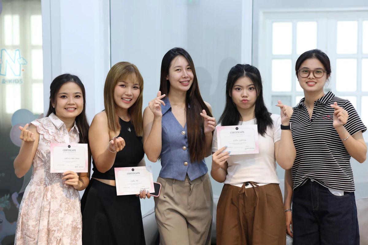 Học viên nhận chứng nhận sau lớp, nằm trong phần thành tích đào tạo.