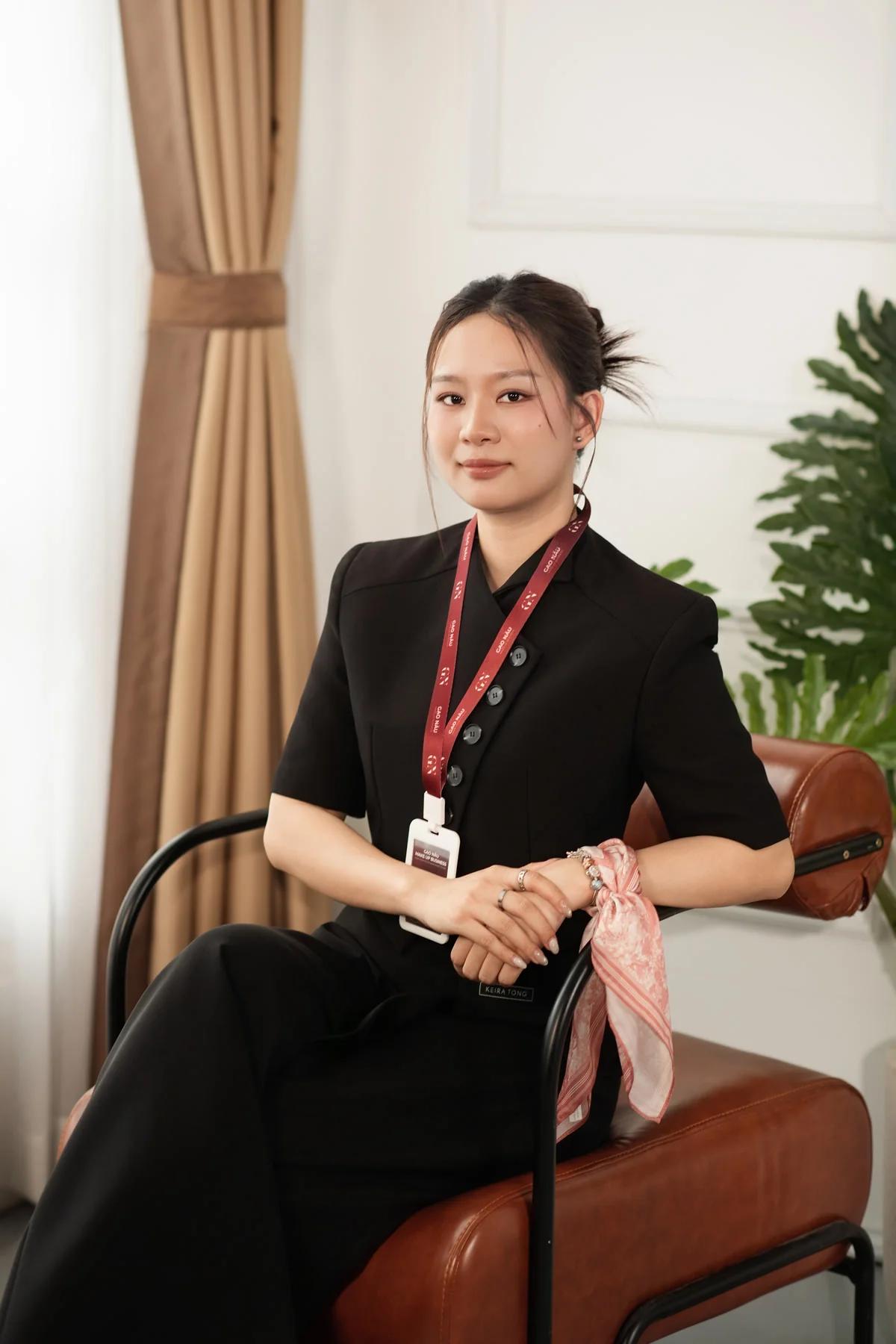 Ảnh profile ngồi, phù hợp section gallery của trang giảng viên.