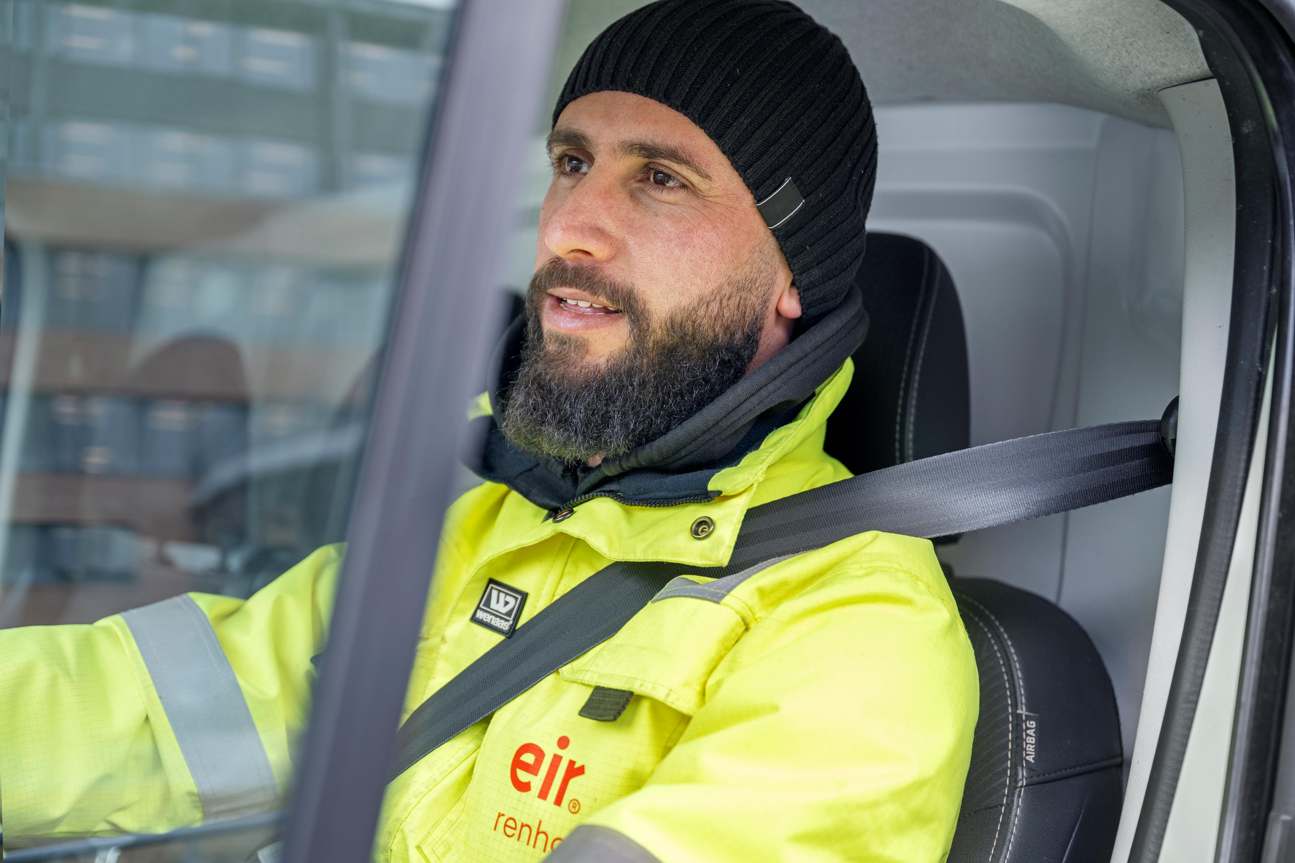 Eir ansatt som kjører en kostebil