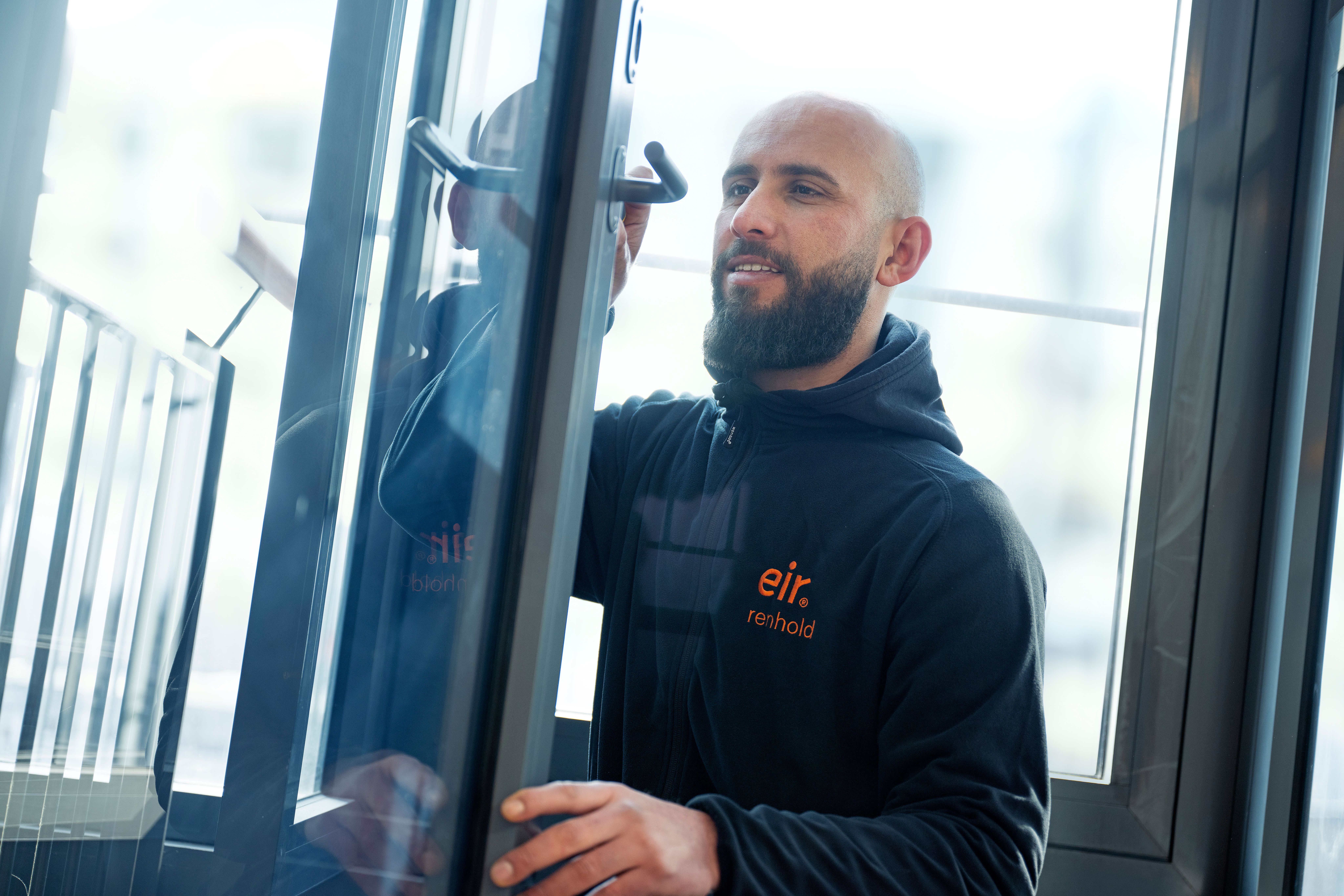 Bilde av mann fra Eir som reparerer et dørhåndtak