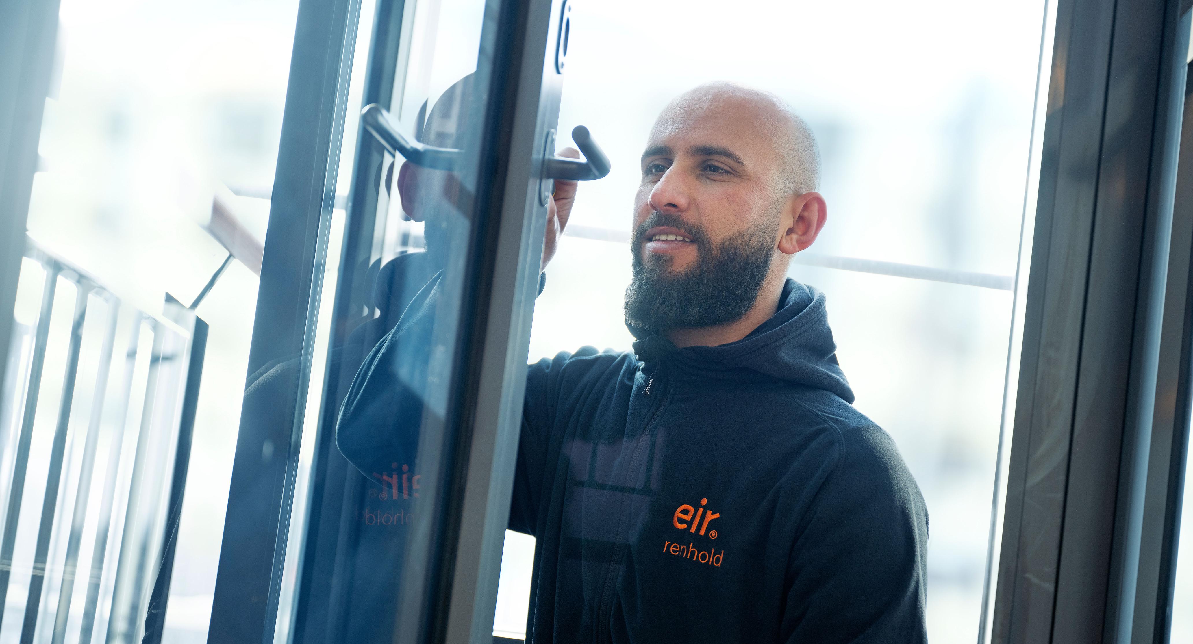 Bilde av mann fra Eir som reparerer et dørhåndtak