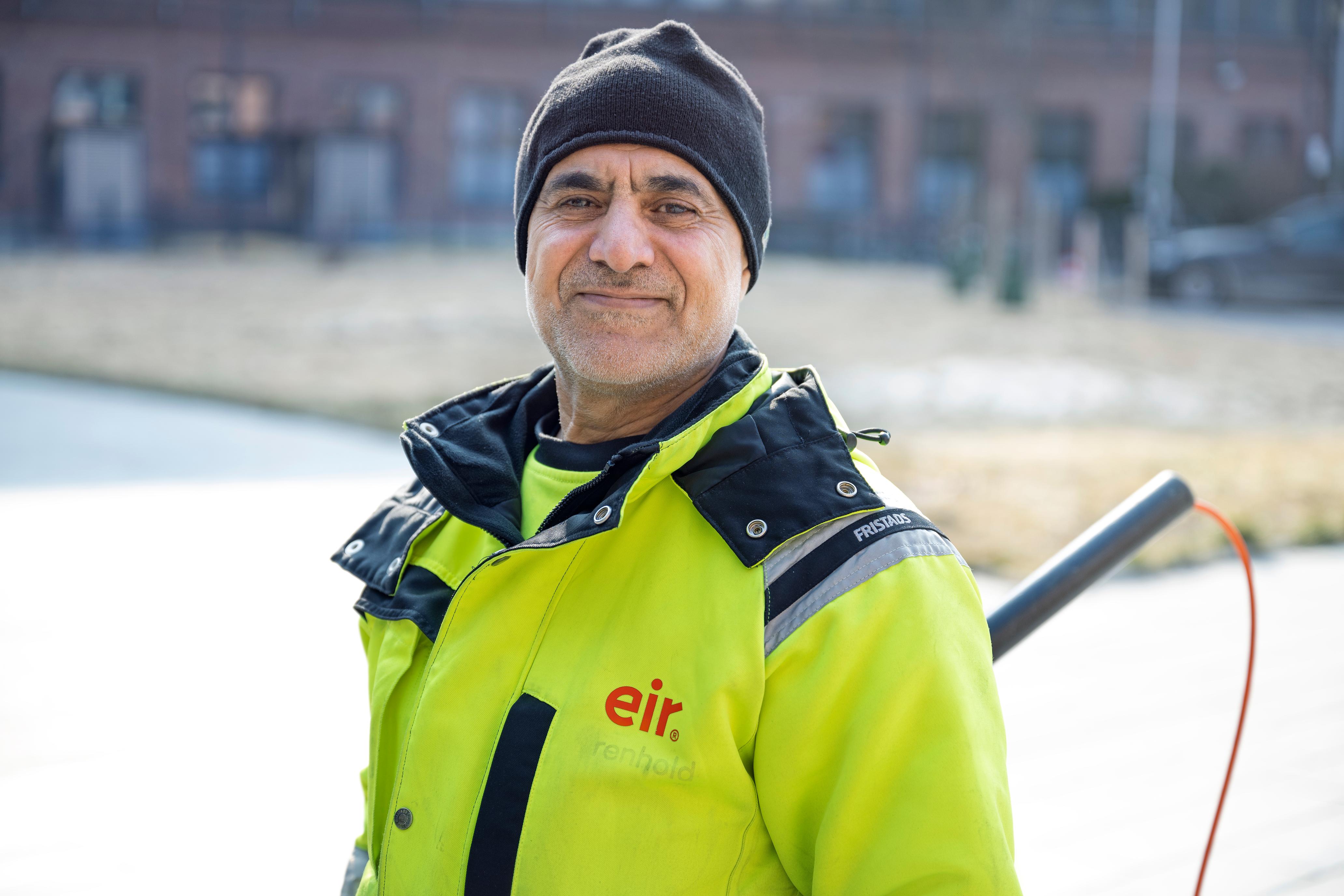 En mann som er ansatt i Eir som utfører vedlikehold