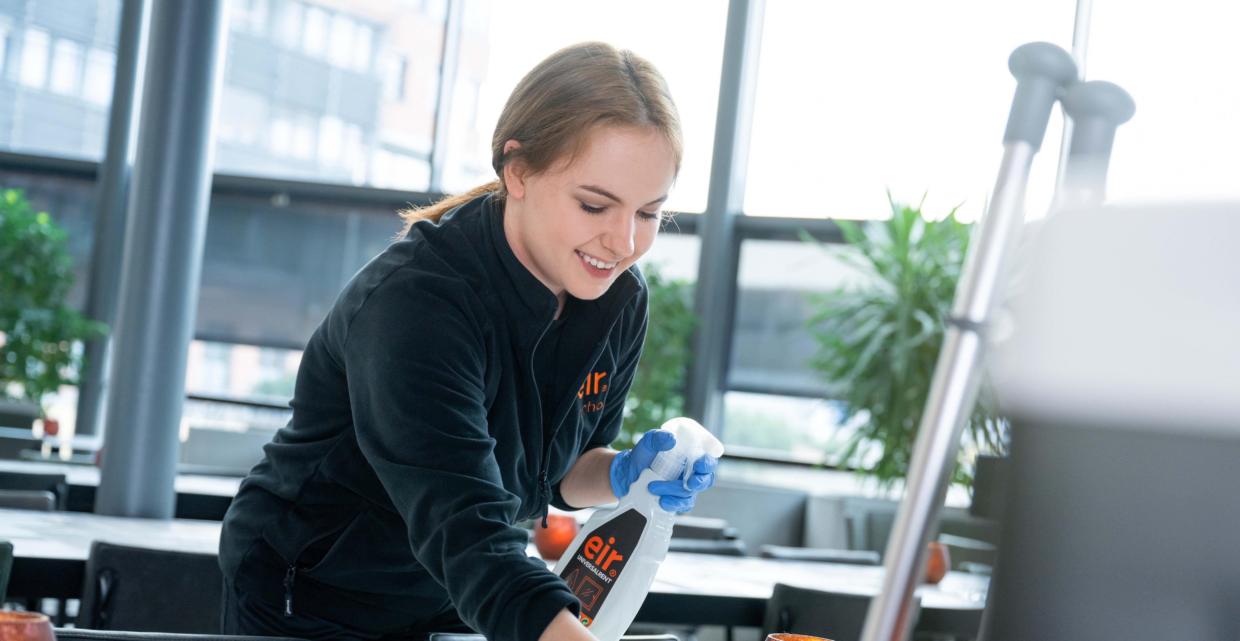 Dame fra Eir vasker et bord