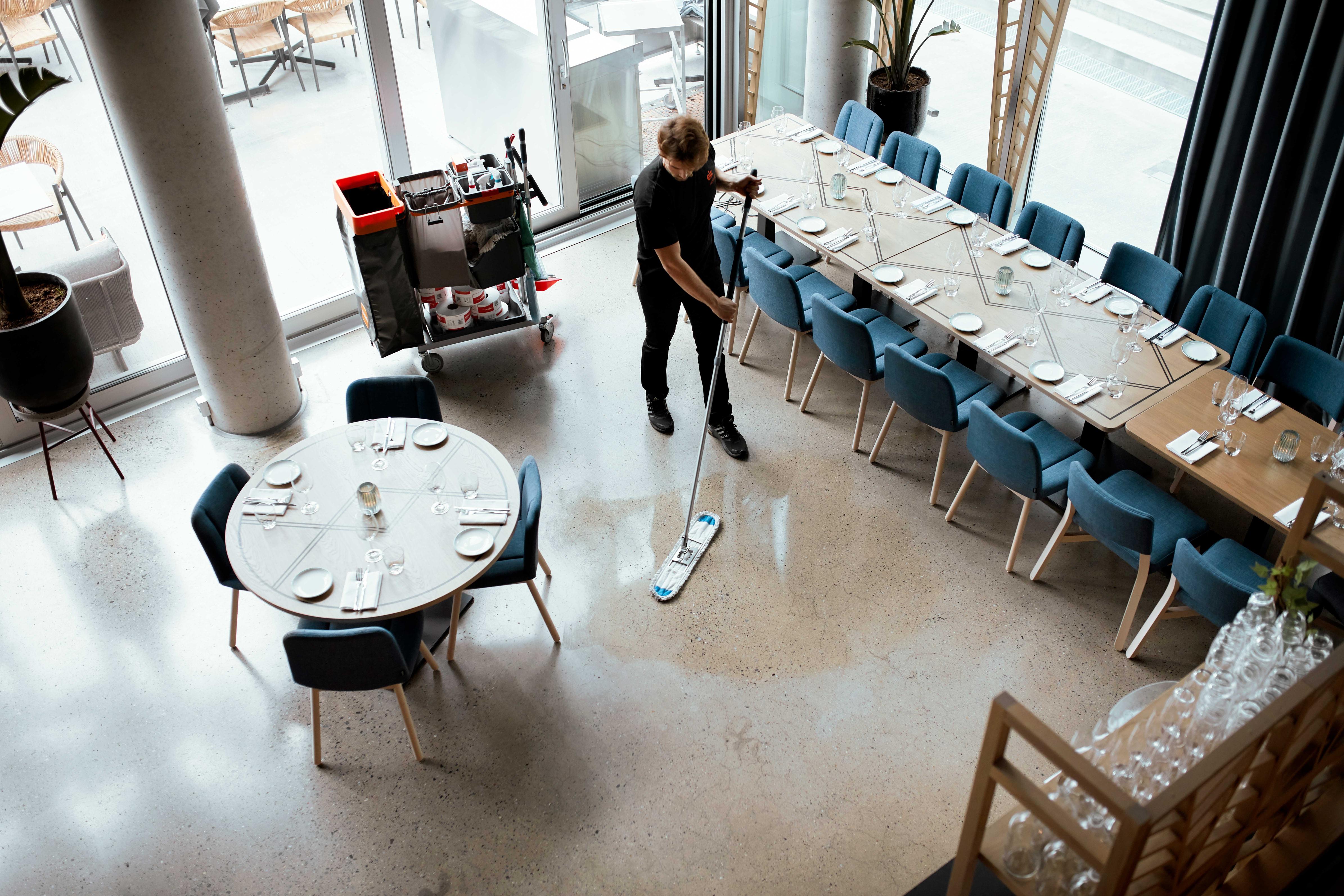 Foto av en mann som vasker gulv.