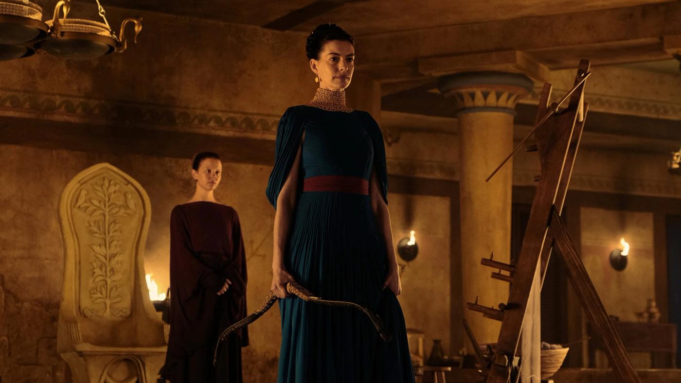 Still resmi The Odyssey menampilkan Anne Hathaway sebagai Penelope