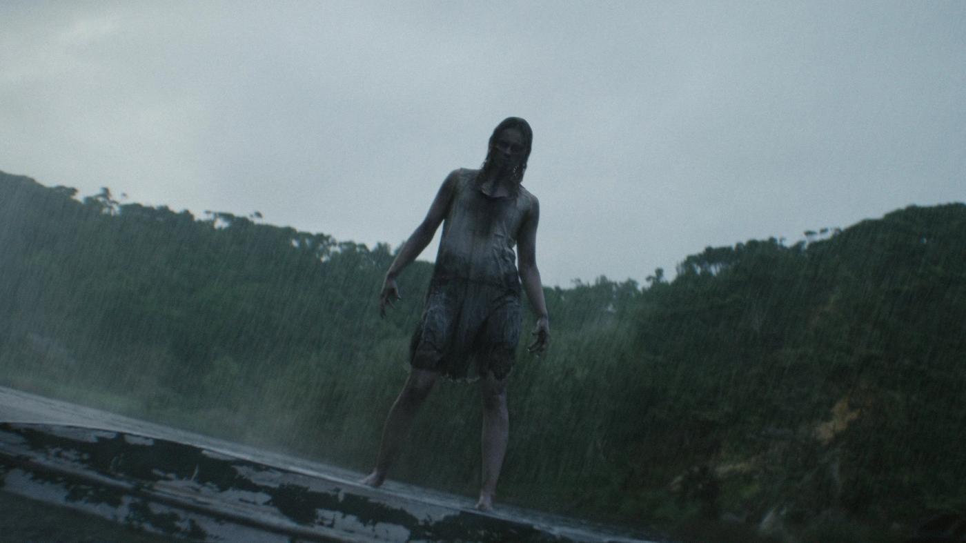 Still resmi Evil Dead Burn menampilkan Alice sebagai satu-satunya anggota keluarga yang selamat