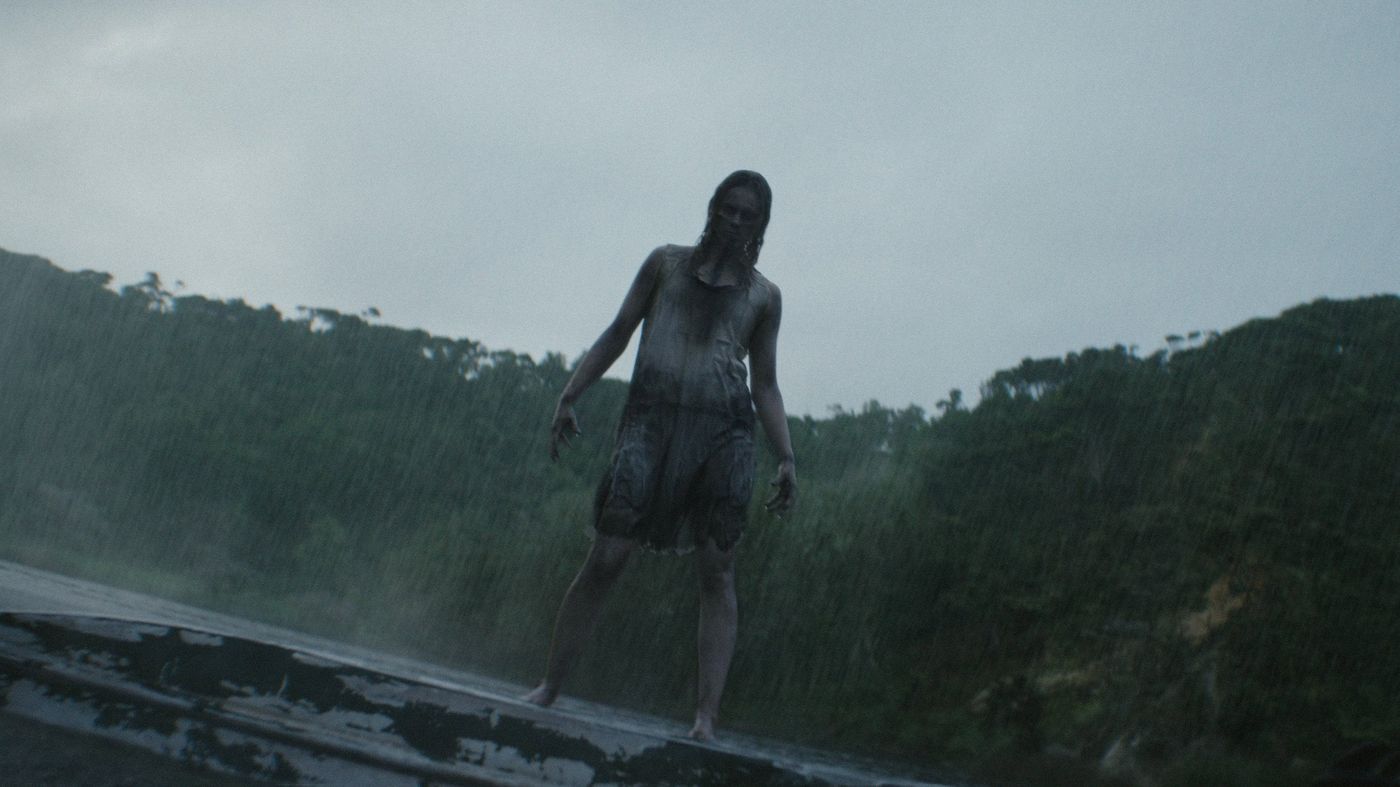 Still resmi Evil Dead Burn menampilkan Alice sebagai satu-satunya anggota keluarga yang selamat