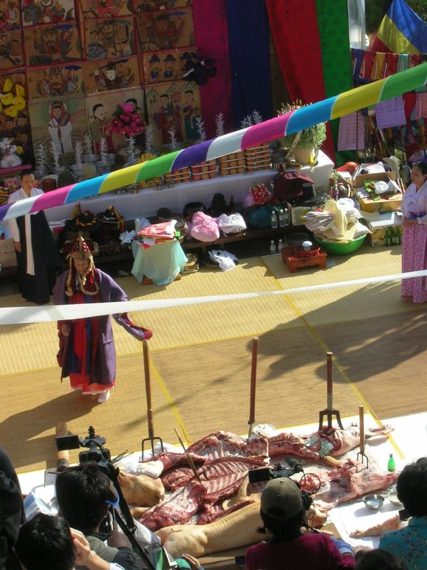 mudang (dukun Korea) melakukan ritual gut, sebagai ilustrasi tema perdukunan dalam film.