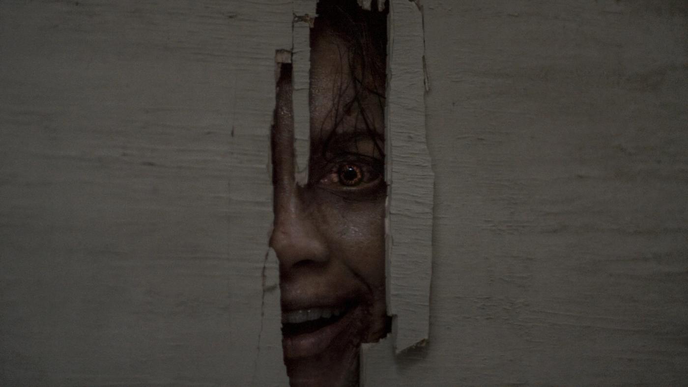 Cuplikan visual promosi resmi Evil Dead Burn menampilkan suasana rumah keluarga Price yang mencekam