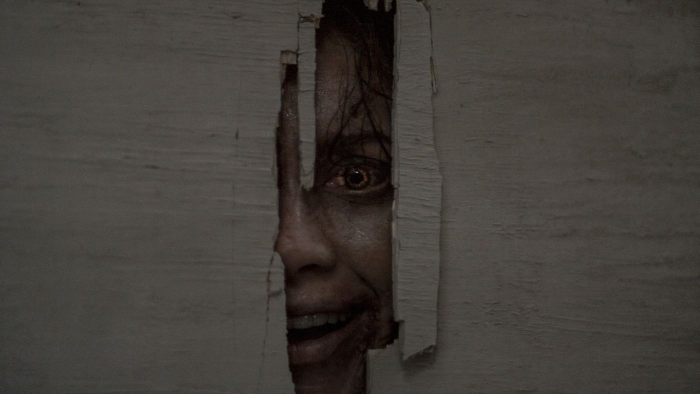 Cuplikan visual promosi resmi Evil Dead Burn menampilkan suasana rumah keluarga Price yang mencekam
