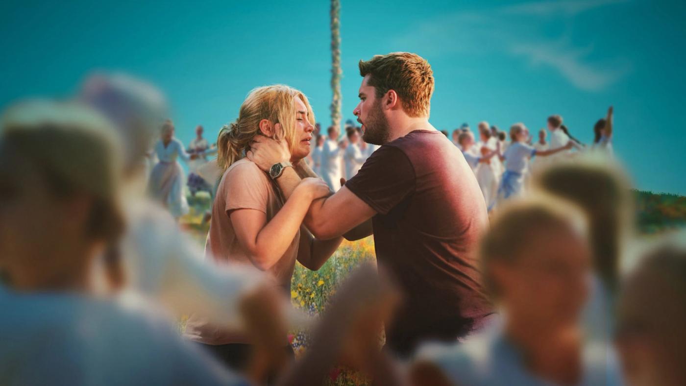 Dani memegang wajah Christian dengan ekspresi marah dan terluka di tengah kerumunan Midsommar