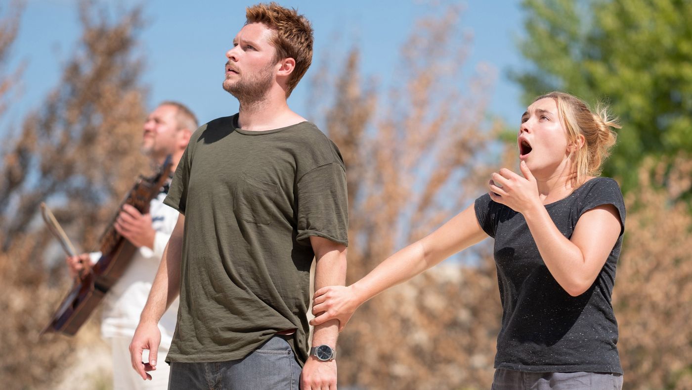 Christian dan Dani menyaksikan dengan syok ritual Ättestupa dalam Midsommar