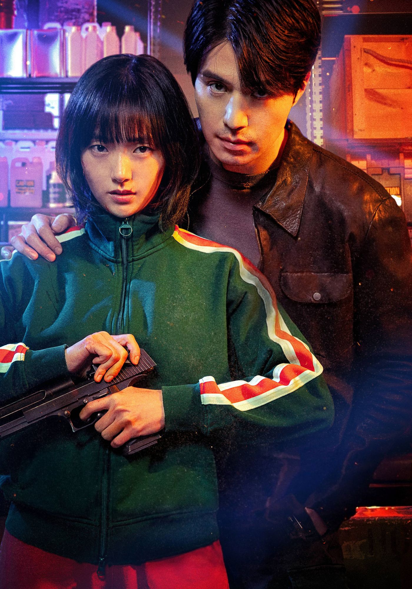 Potret Jeong Ji-an memegang pistol dengan Jeong Jin-man berdiri di belakangnya