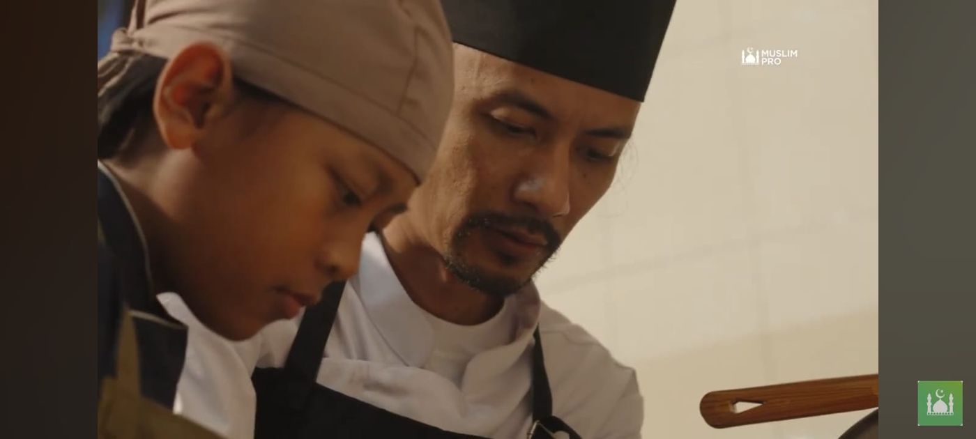 Cuplikan Rice of Mercy menampilkan adegan di dapur antara dua tokoh