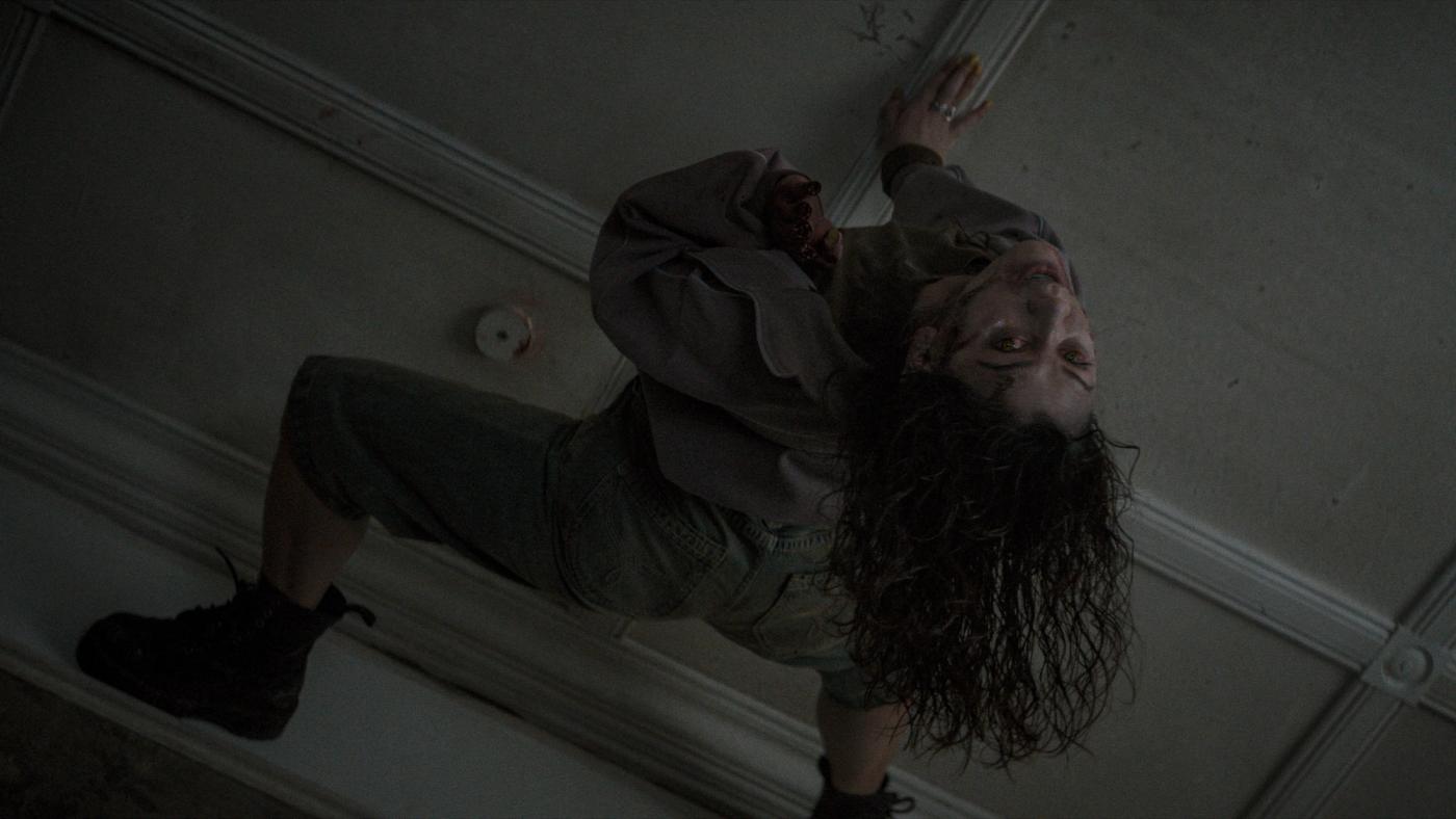 Cuplikan trailer Evil Dead Burn menampilkan suasana danau tempat Jared dan Leo diserang Deadite Jessica
