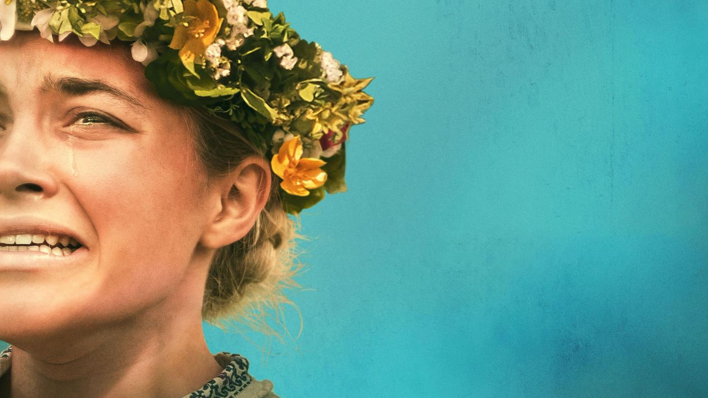 Dani menangis mengenakan mahkota bunga kecil dalam adegan Midsommar