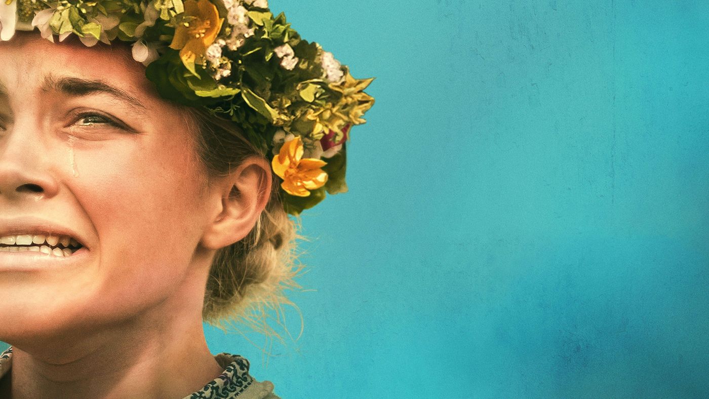 Dani menangis mengenakan mahkota bunga kecil dalam adegan Midsommar