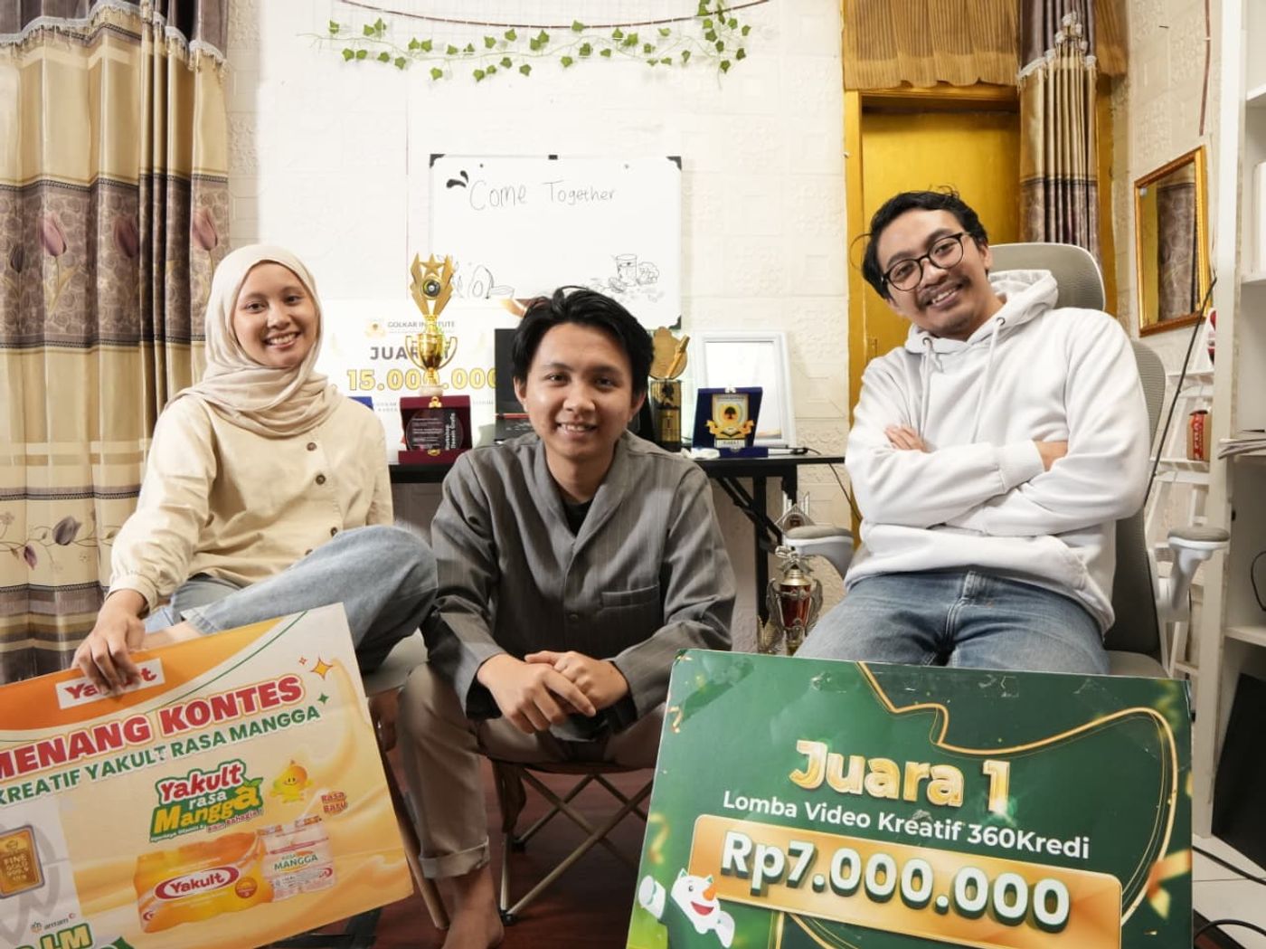 (Kiri-kanan) Amalia, Renaldy Agung Pratama, dan Mochamad Ramdhan merayakan kemenangan lomba video kreatif