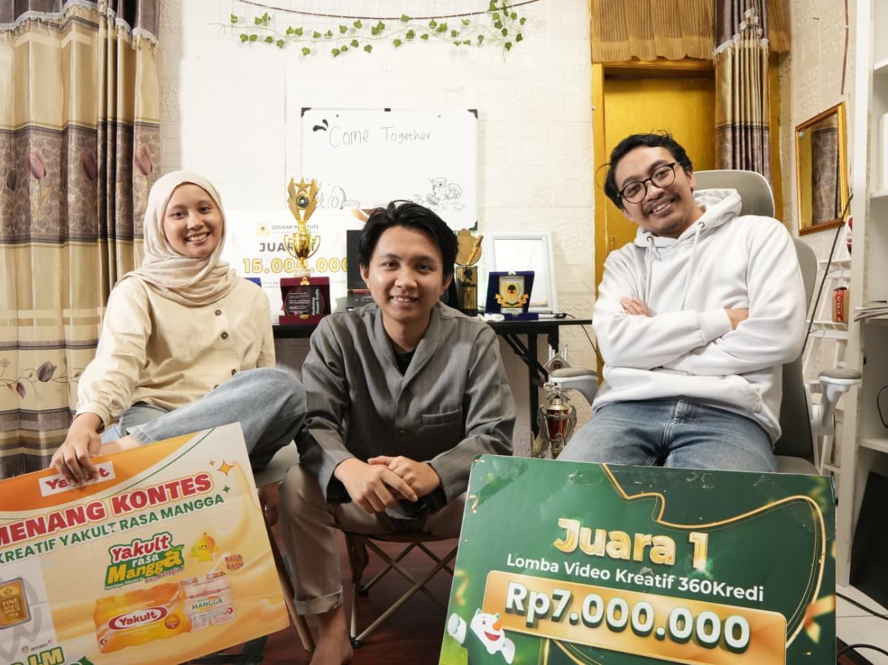 (Kiri-kanan) Amalia, Renaldy Agung Pratama, dan Mochamad Ramdhan merayakan kemenangan lomba video kreatif
