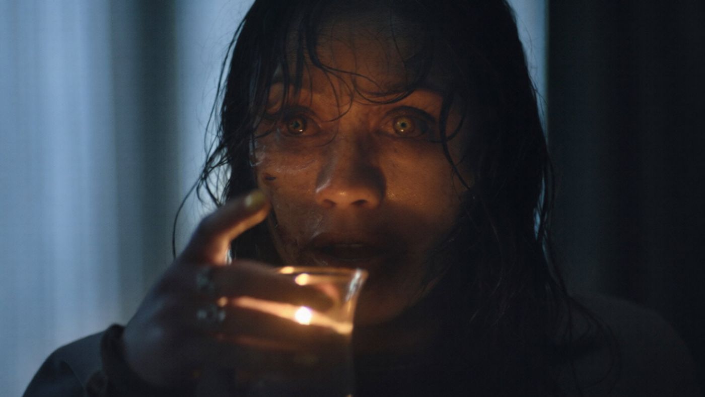 Cuplikan trailer Evil Dead Burn menampilkan pertarungan terakhir Alice di lokasi konstruksi