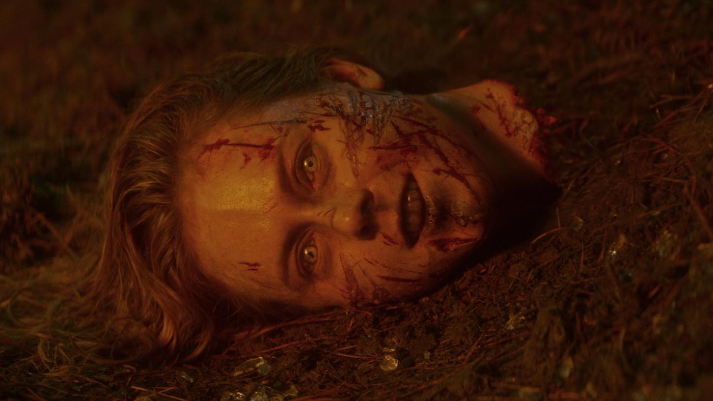 Still resmi Evil Dead Burn menampilkan loteng rumah berisi koleksi okultisme milik Benjamin