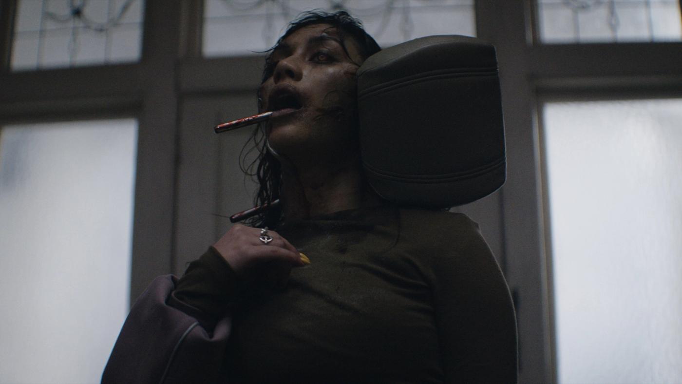 Still resmi Evil Dead Burn menampilkan ansambel karakter keluarga Price