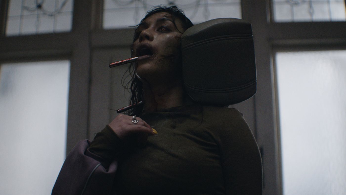 Still resmi Evil Dead Burn menampilkan ansambel karakter keluarga Price