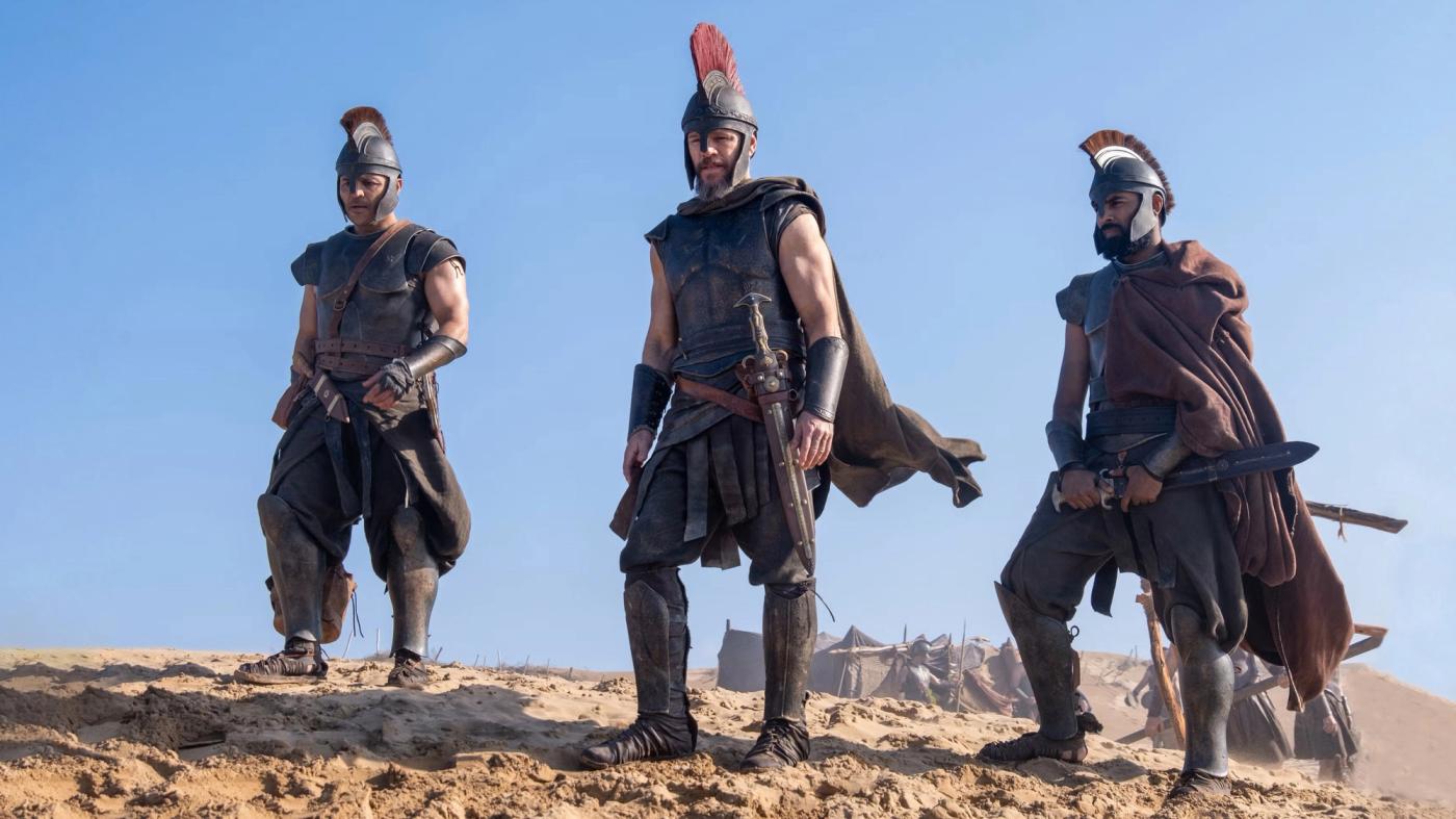 Still resmi The Odyssey menampilkan Robert Pattinson sebagai Antinous