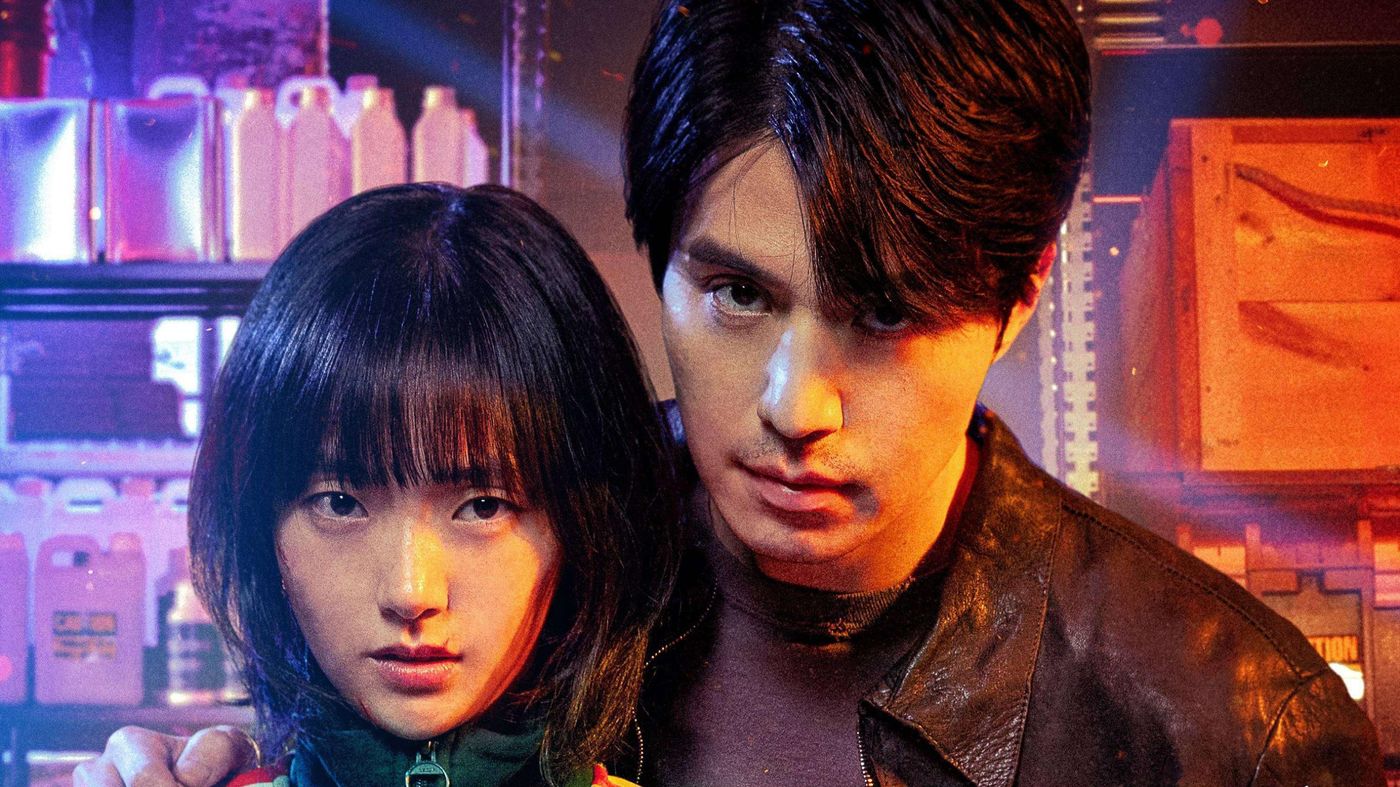 Close-up Jeong Ji-an berdampingan dengan salah satu karakter pria di dalam gudang Murthehelp