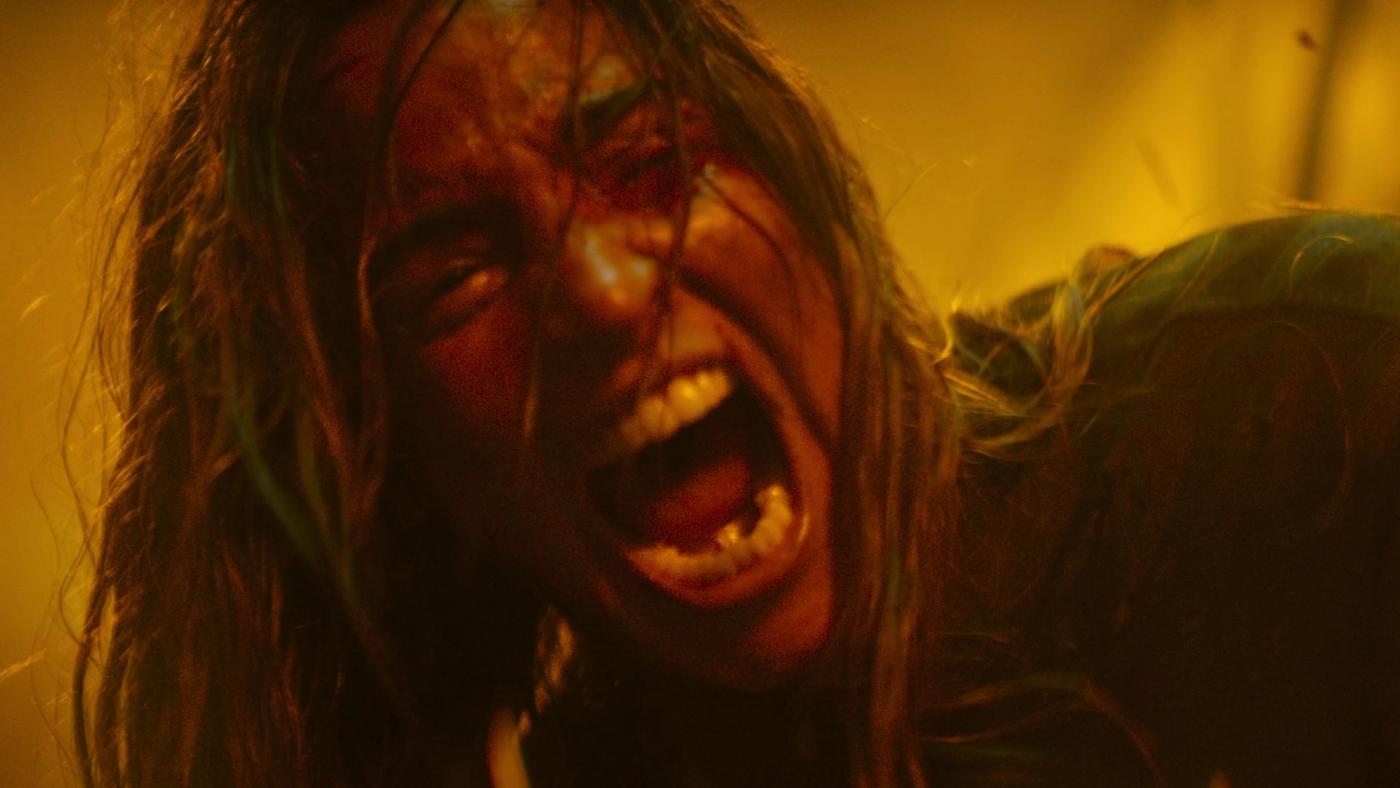 Cuplikan trailer Evil Dead Burn memperlihatkan kekacauan saat Thya berubah menjadi Deadite