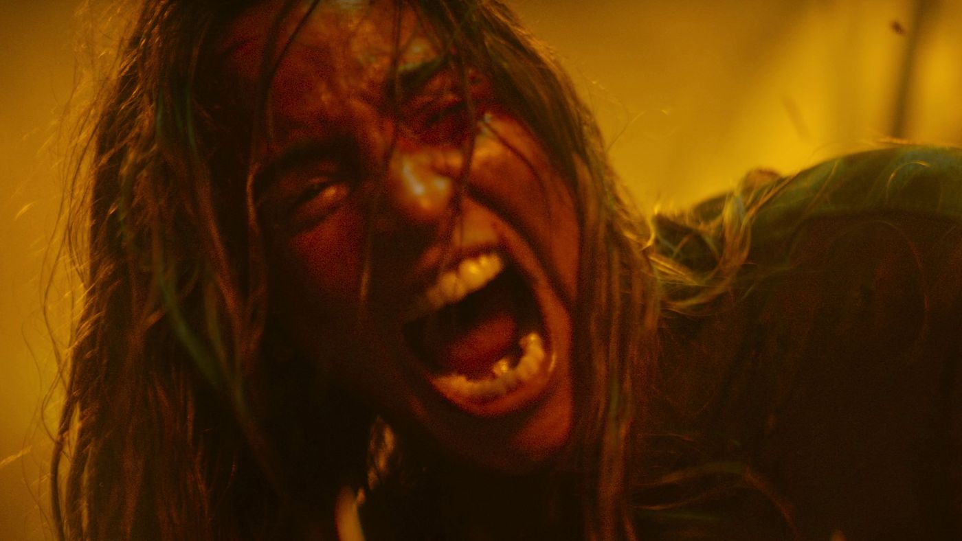 Cuplikan trailer Evil Dead Burn memperlihatkan kekacauan saat Thya berubah menjadi Deadite