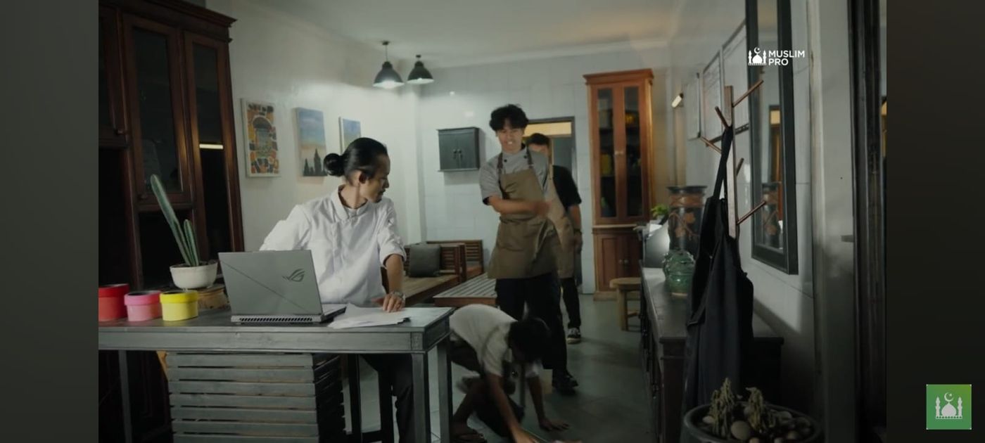 Cuplikan Rice of Mercy memperlihatkan suasana produksi dengan beberapa tokoh