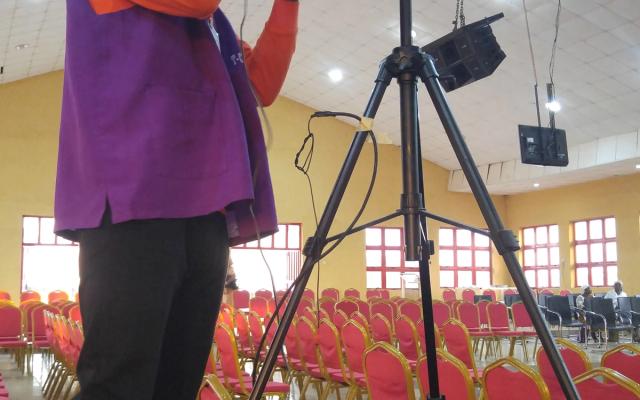 Juru kamera bersiap merekam dengan kamera video