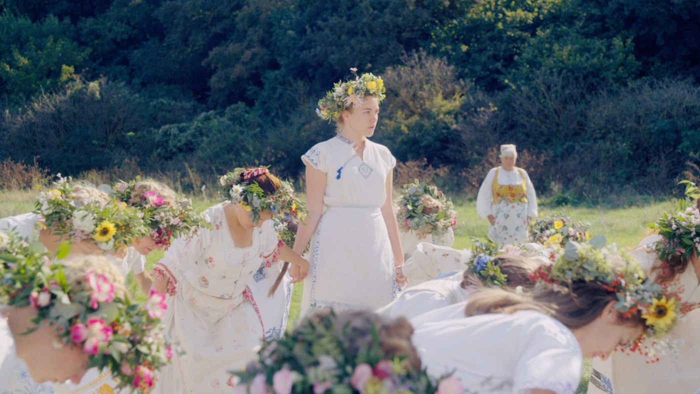 Dani berdiri di tengah lingkaran ritual warga Hårga yang mengenakan mahkota bunga dalam Midsommar