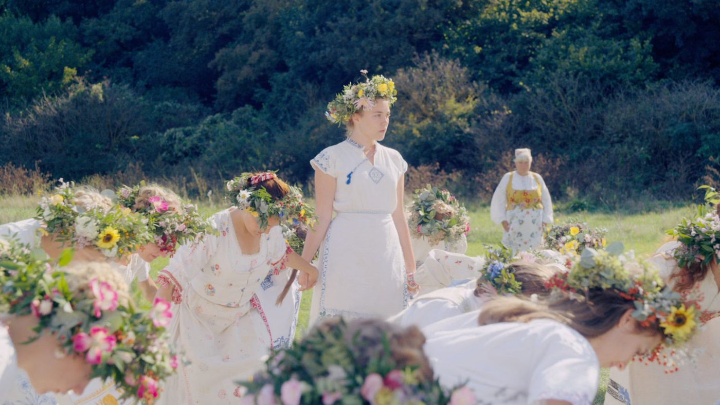 Dani berdiri di tengah lingkaran ritual warga Hårga yang mengenakan mahkota bunga dalam Midsommar