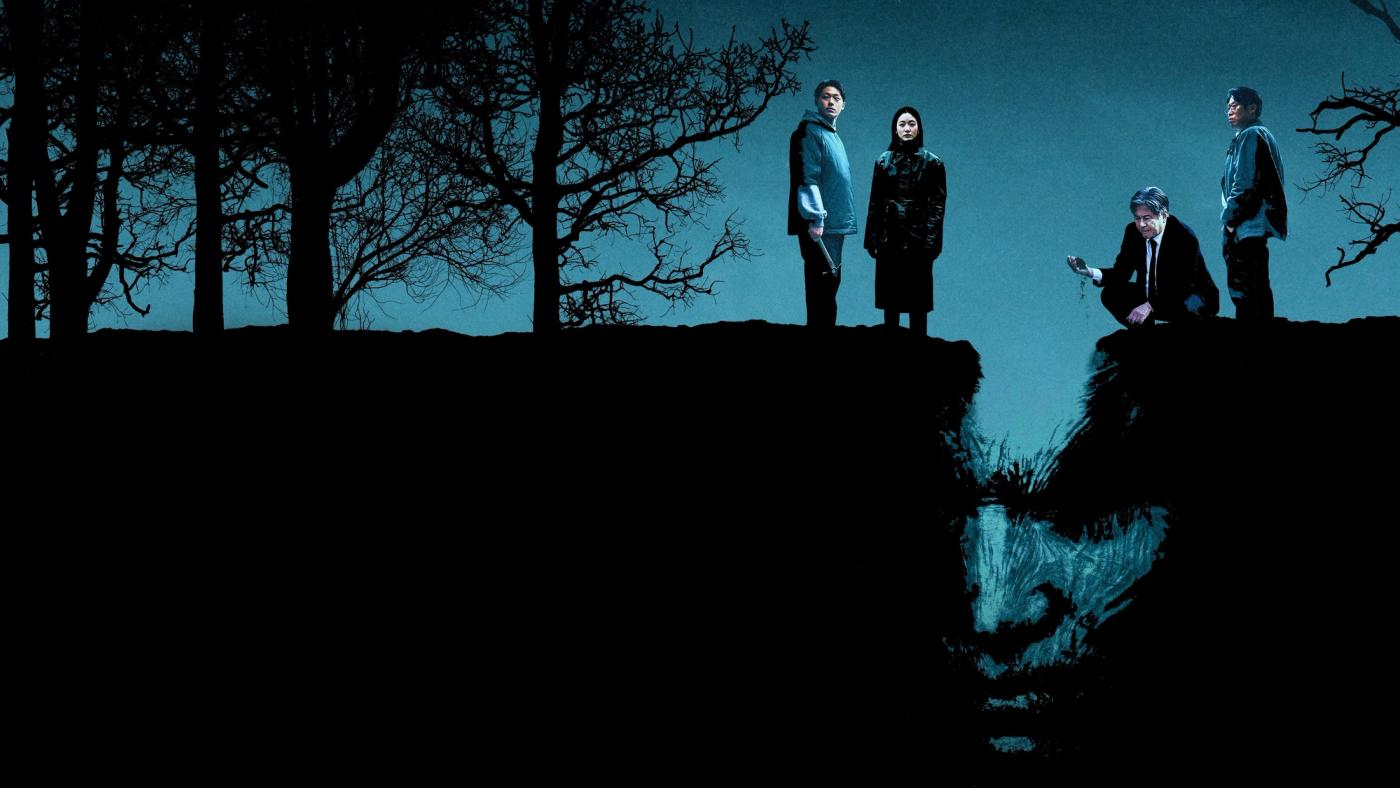 Poster artistik Exhuma memperlihatkan siluet karakter berdiri di atas bukit berbentuk wajah tersembunyi
