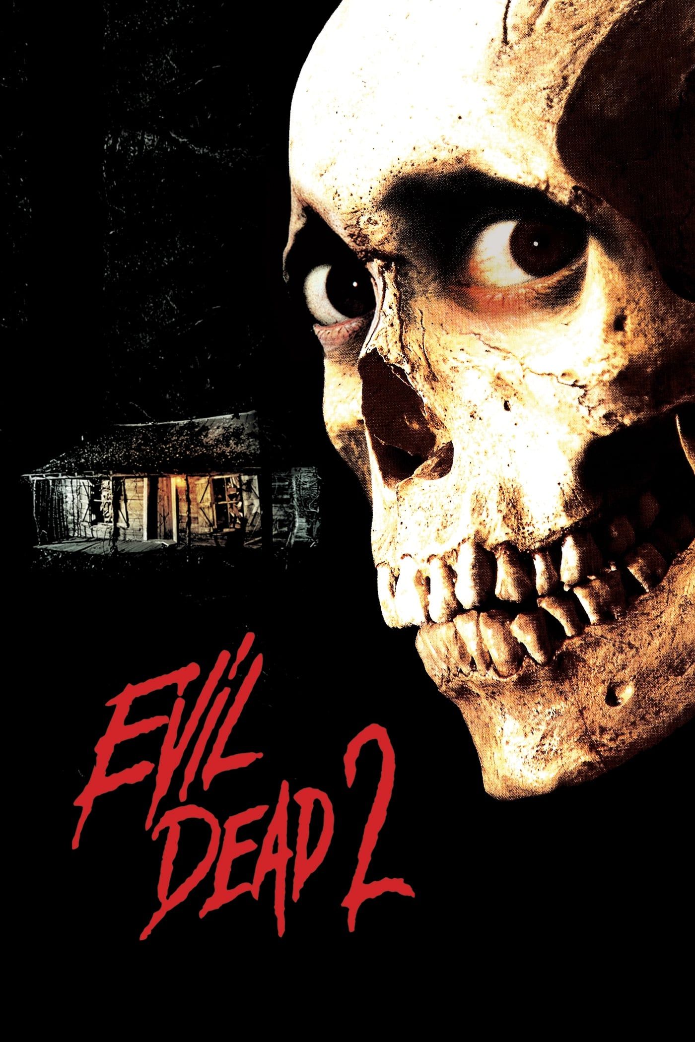 Poster resmi Evil Dead II (1987) - close-up tengkorak menyeringai dengan siluet kabin di kejauhan dan judul film ditulis dengan tinta merah menetes.