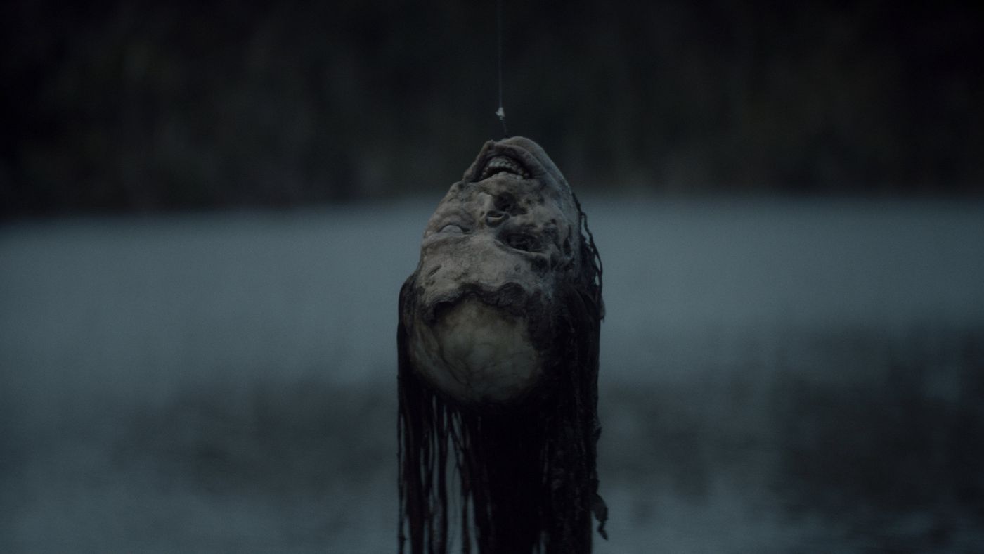 Cuplikan trailer Evil Dead Burn menampilkan suasana muram di krematorium saat pemakaman Will
