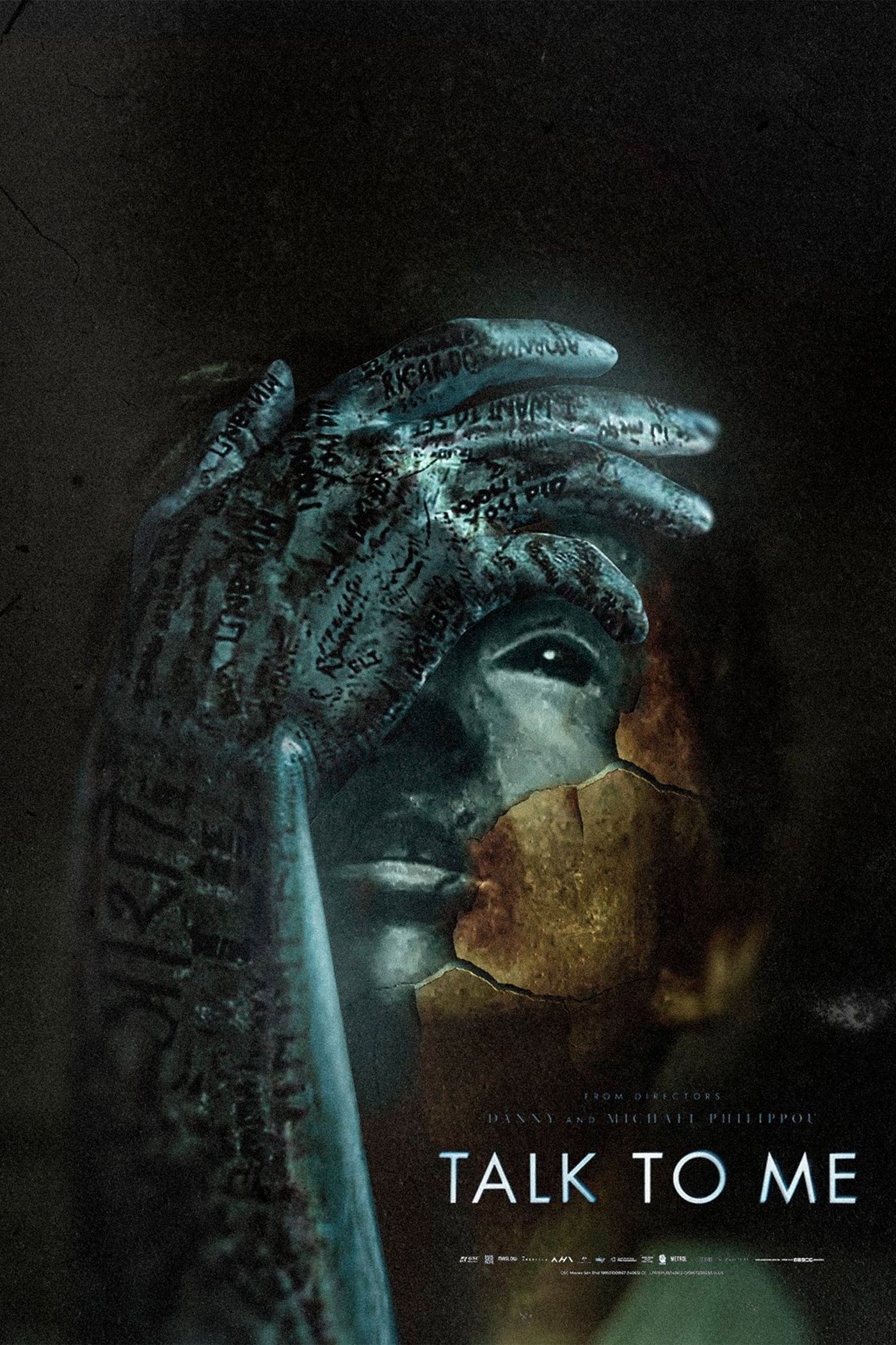 Poster resmi film Talk to Me 2022 karya Danny dan Michael Philippou